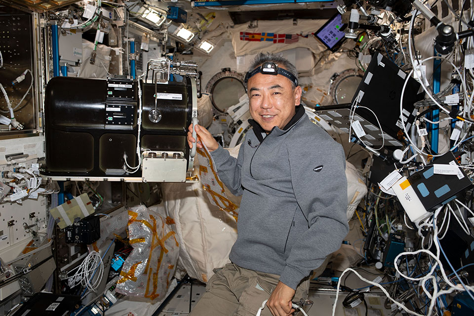 「きぼう」船内実験室にてFLAREに関する作業を行う古川宇宙飛行士
