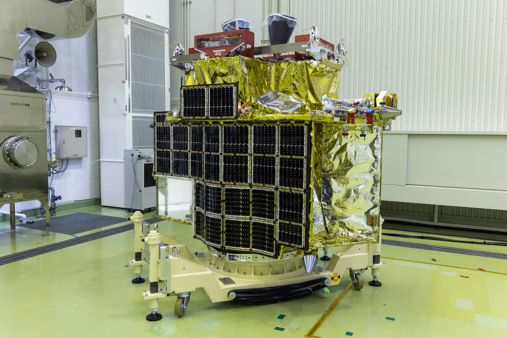 SLIMの実機。写真は種子島宇宙センター内にある衛星フェアリング組立棟（SFA）で、打ち上げを控えている様子。