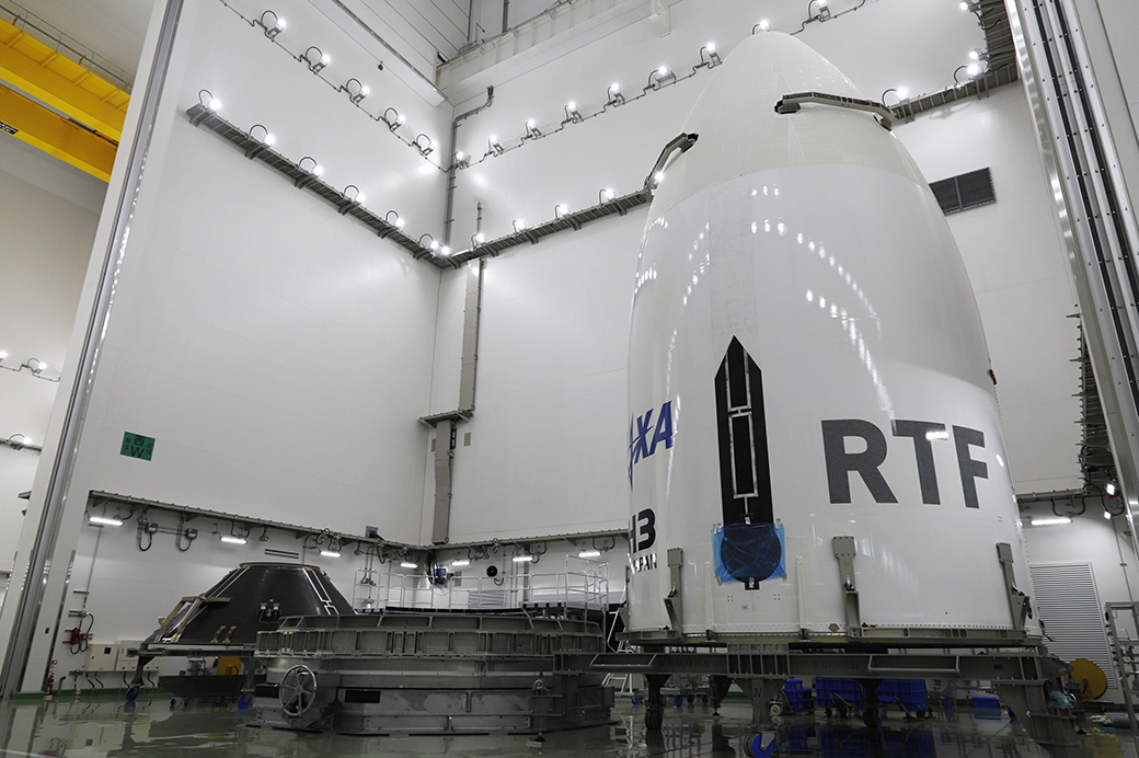 H3ロケット試験機2号機フェアリング（ロケットの最先端部）。Return to Flight（飛行再開フライト）を意味する「RTF」という文字が入っている。RTFの文字にはホームページやSNS等で一般の方々から募集した2845件の応援メッセージが印字されている。