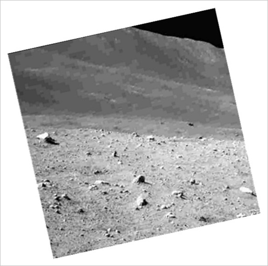 2024年1月20日午前0:20（日本標準時）、SLIMが月面に着陸し、地球との通信を確立。写真は月面着陸後に撮影された搭載航法カメラによる月面の写真。
