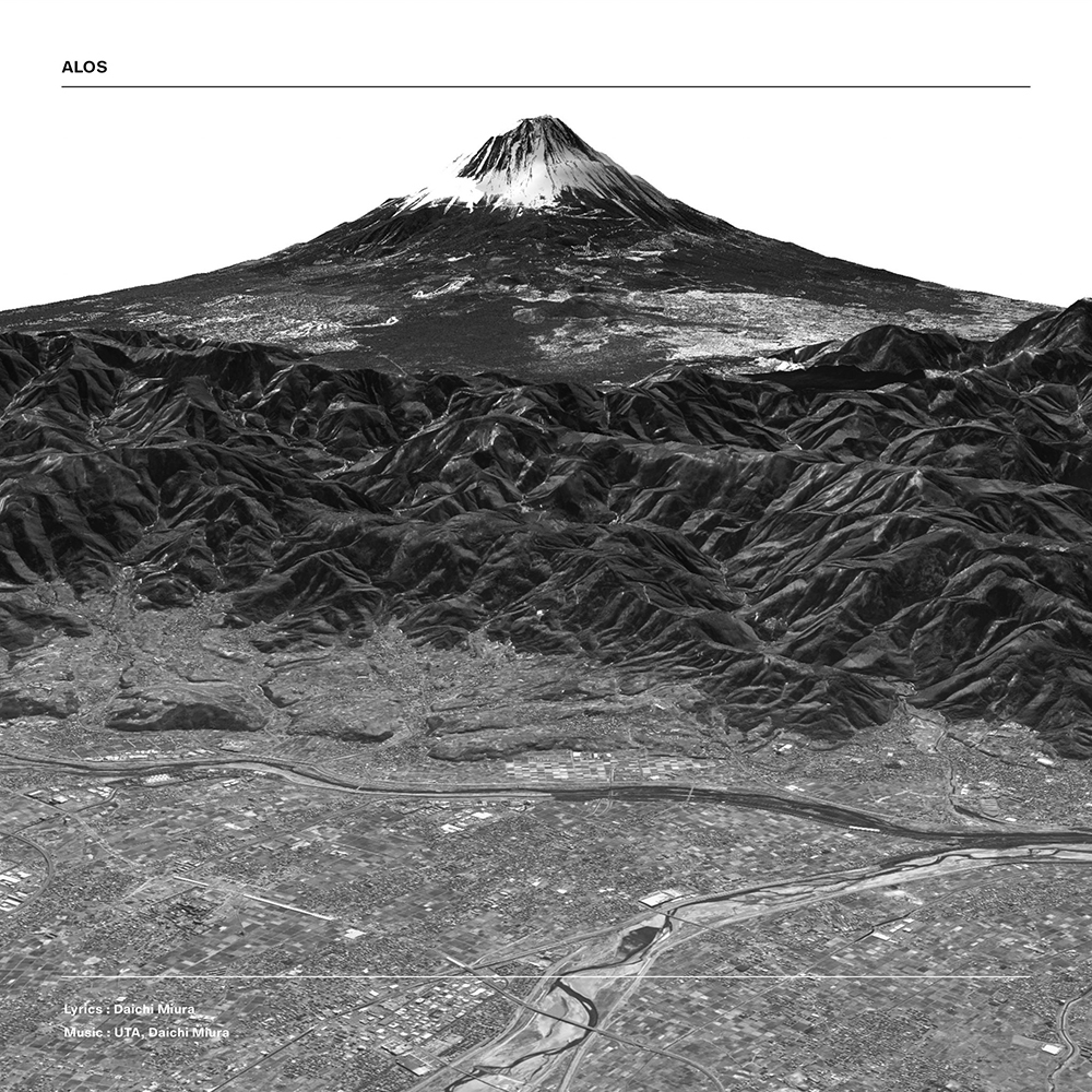 三浦さんは「だいち」シリーズ衛星イメージソング「ALOS」を書き下ろした。ミュージックビデオの撮影は筑波宇宙センターでも行われた。写真はそのジャケットで、「だいち」初号機が宇宙から初めて撮影した1枚。