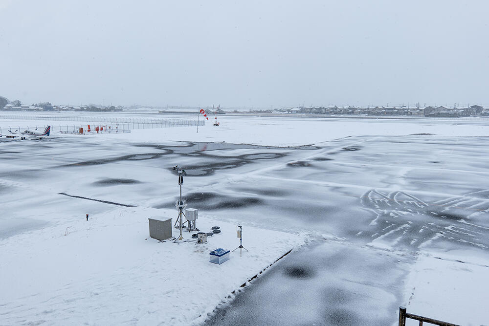 福井空港の滑走路で、雪氷モニタリングセンサと、そのセンサを組み込んだシステムの性能・機能の実証する様子。