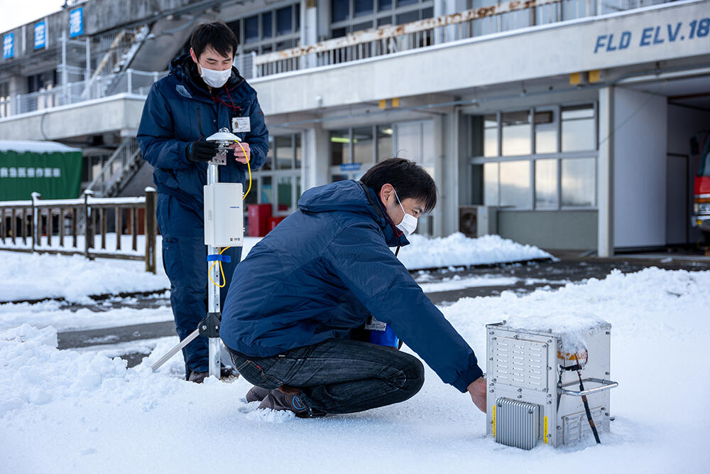 雪氷モニタリングセンサを設置している神田。