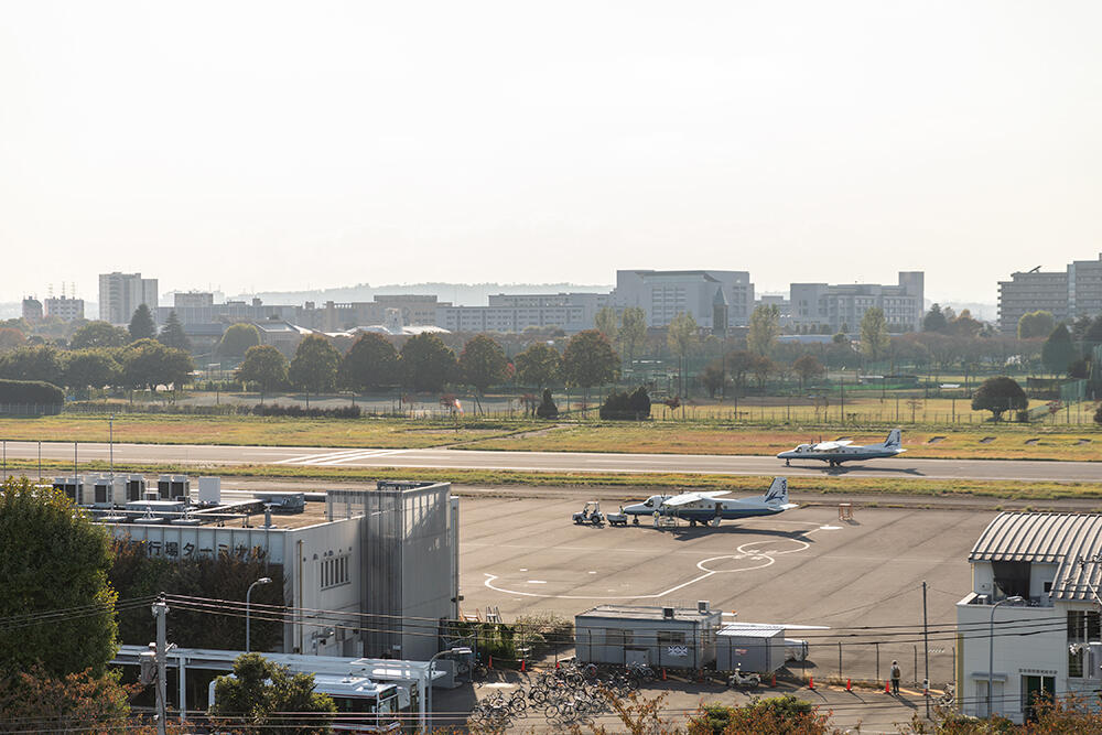 JAXA調布航空宇宙センター飛行場分室の屋上から見る、調布飛行場。