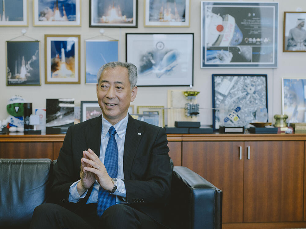 「対話には笑いも大切」と語る山川理事長。多様な国や立場の人々と向き合うなかで、特に海外の講演の場では「ひと笑い」を心がけているという。